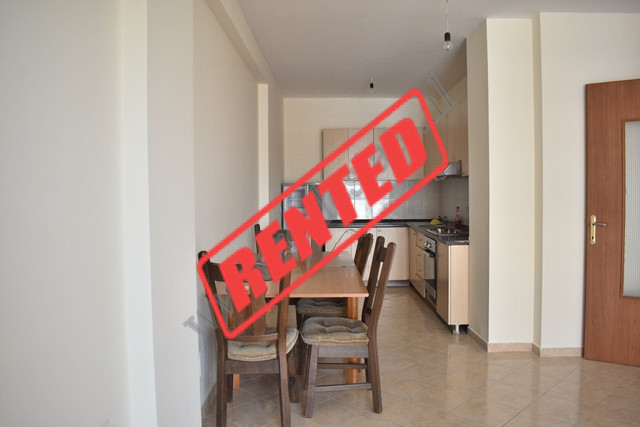 Apartament 2+1 me qera ne rrugen Isa Boletini ne Tirane.
Ndodhet ne katin e gjashte te nje pallati 